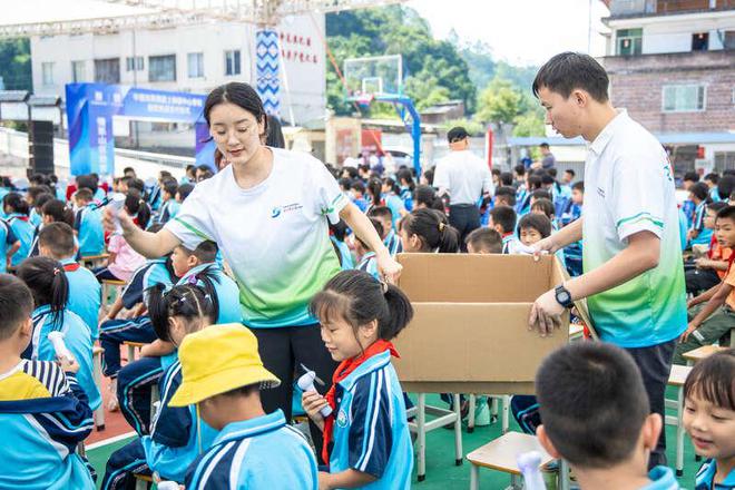 开学这天广东连南乡村学校有了一条新跑道(图2)