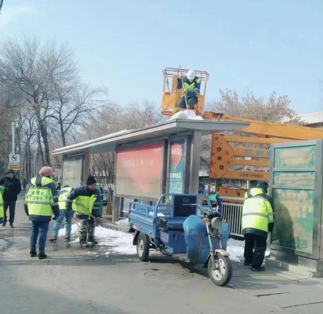 志愿者清扫积雪 助力文明城市创建(图1)